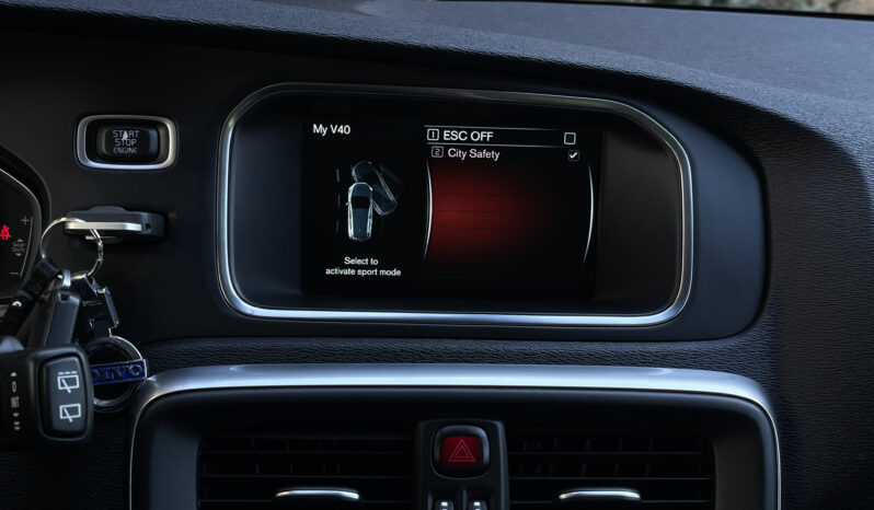 VOLVO V 40 D3 MOMENTUM Facelift 2.0 D 2017 full