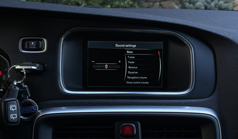 VOLVO V 40 D3 MOMENTUM Facelift 2.0 D 2017 full